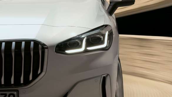 BMW 2er Active Tourer mit LED-Scheinwerfern U06 2021 Nahaufnahme Front BMW 2er Active Tourer mit LED-Scheinwerfern U06 2021 Mineralweiß Nahaufnahme Front