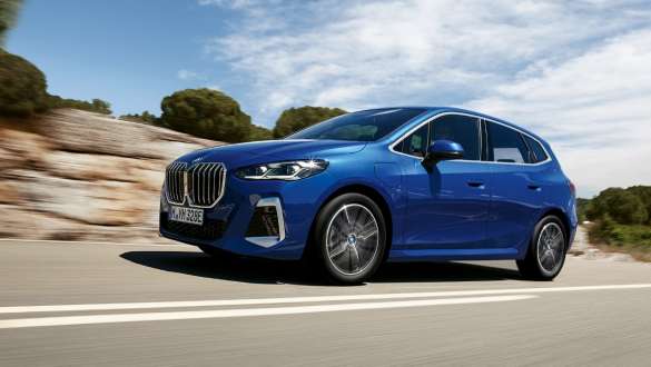 BMW 2er Active Tourer 230e Plug-in-Hybrid U06 2021 fahrend auf Landstraße BMW 2er Active Tourer 230e Plug-in-Hybrid U06 2021 M Portimao Blau metallic Dreiviertel-Seitenansicht fahrend auf Landstraße