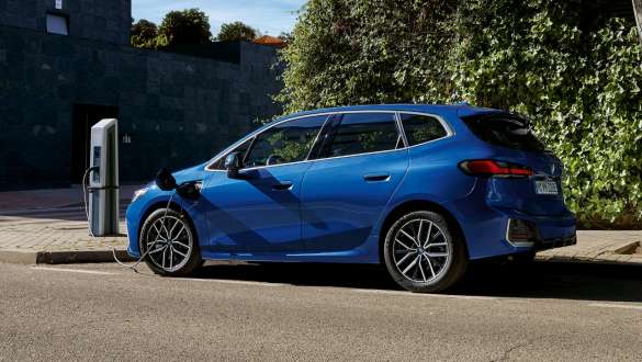 BMW 2er Active Tourer 230e Plug-in-Hybrid U06 2021 parkend an der Ladesäule BMW 2er Active Tourer 230e Plug-in-Hybrid U06 2021 M Portimao Blau metallic Seitenansicht parkend an der Ladesäule