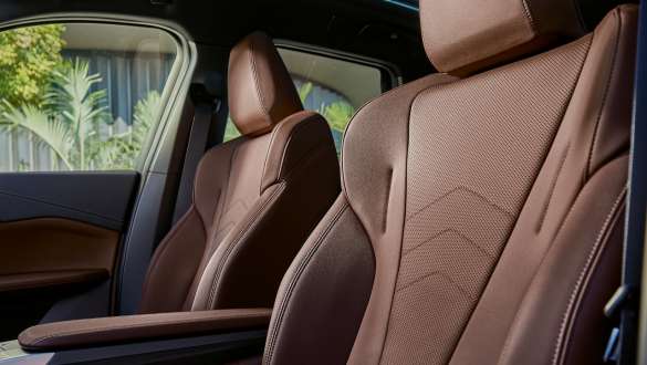 BMW iX1 U11 BEV Interieur Aktivsitz BMW iX1 U11 BEV Interieur Seiteneinsicht Aktivsitz Sensatec Mokka Edelholzausführung Eukalyptus offenporig