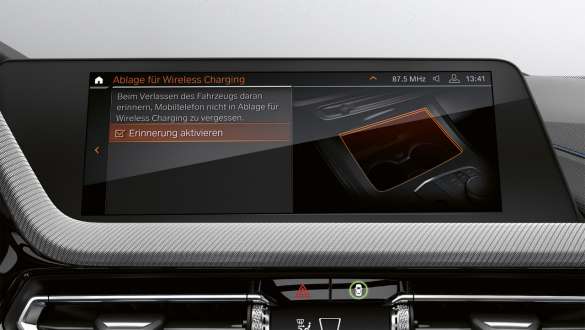BMW M135i xDrive (F40) Telefonie mit Wireless Charging Telefonie mit Wireless Charging im BMW M135i xDrive (F40)