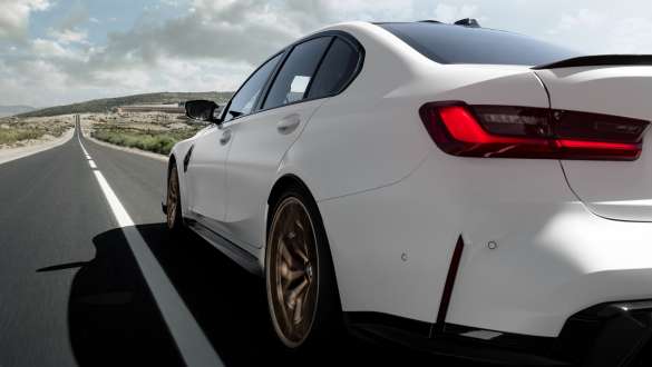 Gewichtreduzierung BMW M3 CS G80 BMW M3 CS G80 Gewichtsreduzierung Dreiviertel Heckansicht fahrend auf der Strasse