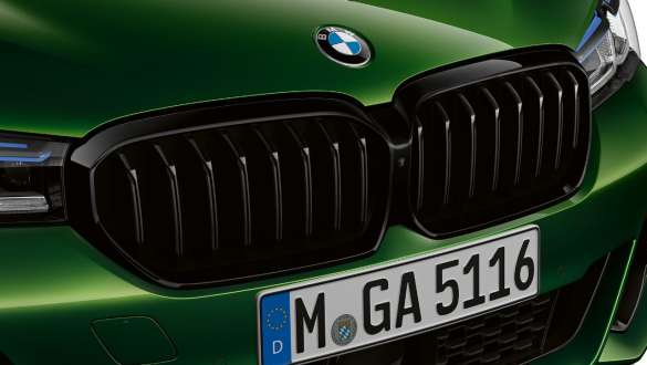 BMW M550i xDrive mit BMW Individual Hochglanz Shadow Line G30 2020 BMW M550i xDrive Limousine mit BMW Individual Hochglanz Shadow Line G30 LCI Facelift 2020 BMW Individual Verde Ermes metallic Nahaufnahme M Niere