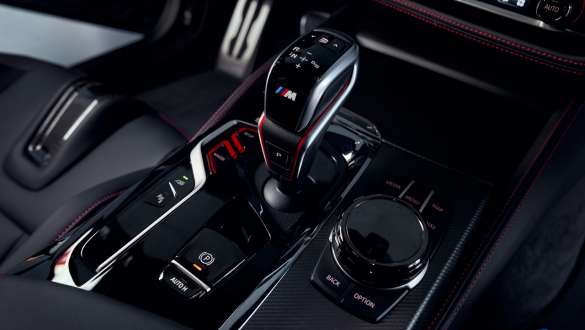 8-Gang M Steptronic Getriebe mit Drivelogic BMW M5 CS F90 2021 8-Gang M Steptronic Getriebe mit Drivelogic BMW M5 CS F90 2021 Nahaufnahme Gangwahlschalter