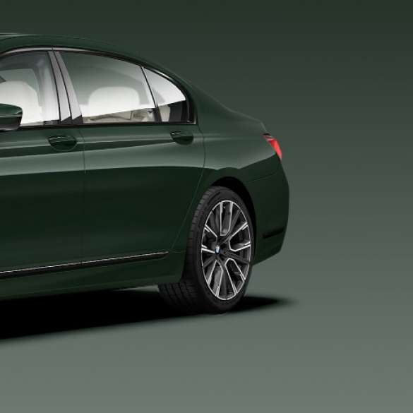 You choose, we paint. BMW 745Le xDrive in BMW Individuallackierung British Racing Green BMW 745Le xDrive, stehend, in BMW Individuallackierung British Racing Green