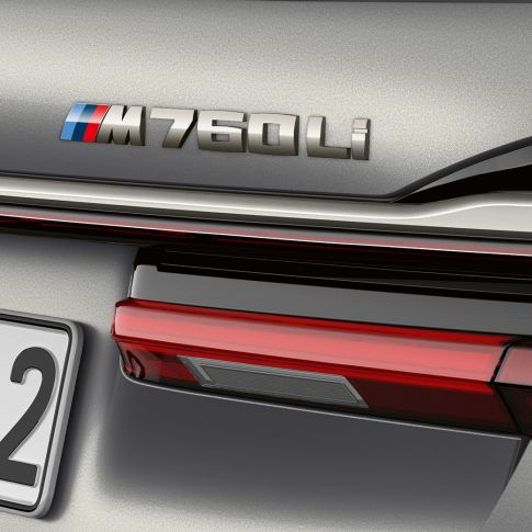 BMW M760Li xDrive Limousine, Nahaufnahme des BMW M760Li Badge BMW M760Li xDrive Limousine, Nahaufnahme des BMW M760Li Badge am Heck