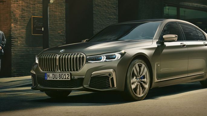 BMW M760Li xDrive Limousine in urbaner Kulisse BMW M760Li xDrive Limousine, seitliche Frontaufnahme fährt auf Strasse in urbaner Kulisse