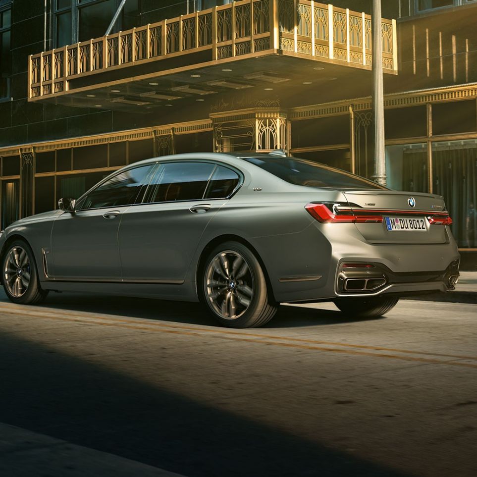 BMW M760Li xDrive Limousine mit V12-Motor BMW M760Li xDrive Limousine, seitliche Heckansicht vor Wolkenkratzern in urbaner Kulisse