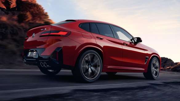 M xDrive BMW X4 M F98 LCI Facelift 2021 BMW X4 M F98 LCI Facelift 2021 M xDrive Dreiviertel-Heckansicht auf der Strasse fahrend