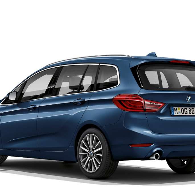 Vue de trois quarts arrière de la BMW Série 2 Gran Tourer, Modèle Advantage BMW Série 2 Gran Tourer 218i xDrive, Modèle Advantage, F46 restylage 2018 Mediterranblau metallic, vue de trois quarts arrière