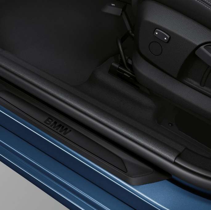 Seuils de portes de la BMW Série 2 Gran Tourer, Modèle Advantage Seuils de portes de la BMW Série 2 Gran Tourer 218i, Modèle Advantage, F46 2018 Mediterranblau metallic, vue en gros plan