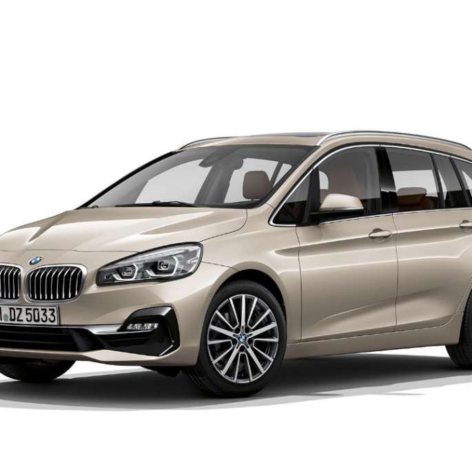 Vue de trois quarts avant de la BMW Série 2 Gran Tourer, Modèle Luxury BMW Série 2 Gran Tourer 218d xDrive, Modèle Luxury, F46 restylage 2018 Jucarobeige metallic, vue de trois quarts avant