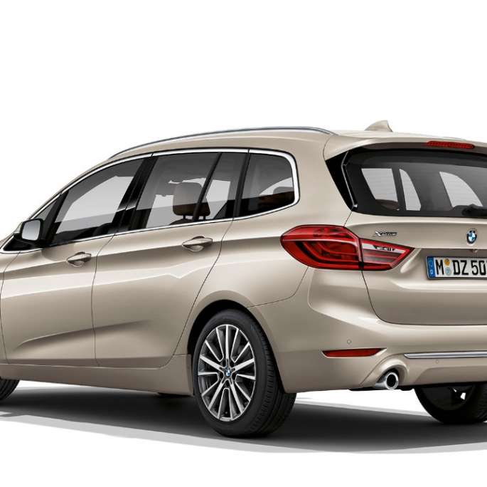 Vue de trois quarts arrière de la BMW Série 2 Gran Tourer, Modèle Luxury BMW Série 2 Gran Tourer 218d xDrive, Modèle Luxury, F46 restylage 2018 Jucarobeige metallic, vue de trois quarts arrière
