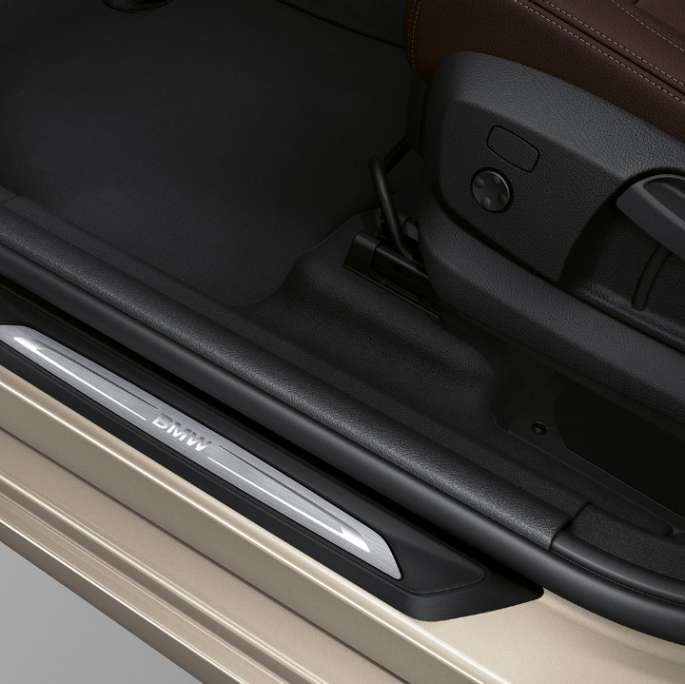 Seuils de portes de la BMW Série 2 Gran Tourer, Modèle Luxury Seuils de portes de la BMW Série 2 Gran Tourer 218d xDrive, Modèle Luxury, F46 2018 Jucarobeige metallic, vue en gros plan