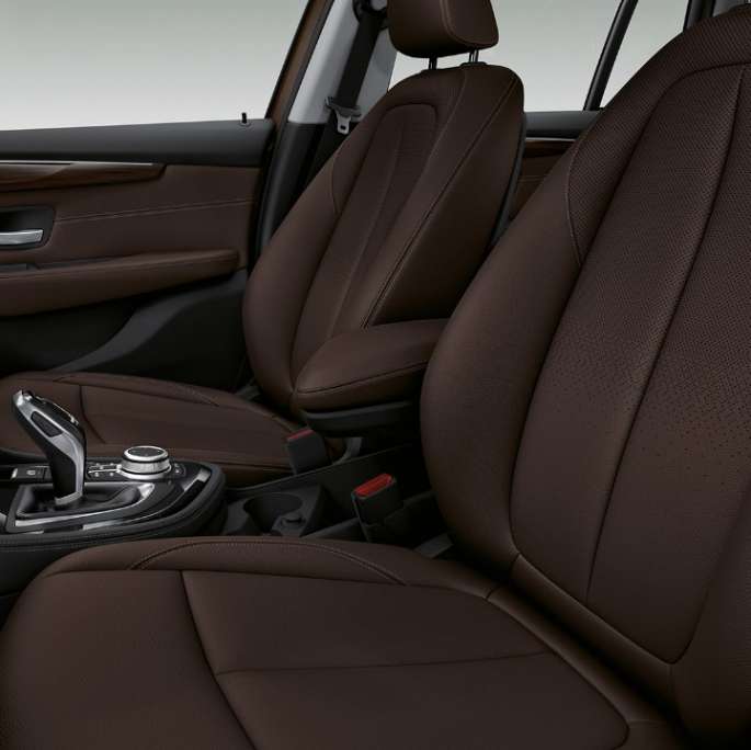 Sièges sport de la BMW Série 2 Gran Tourer Modèle Luxury Sièges sport de la BMW Série 2 Gran Tourer 218d xDrive, Modèle Luxury, F46 2018 habitacle