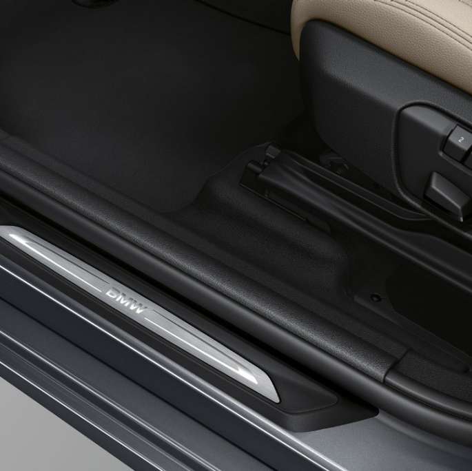 Seuils de portes de la BMW Série 2 Gran Tourer, Modèle Sport Seuils de portes de la BMW Série 2 Gran Tourer 220d, Modèle Sport, F46 2018 Mineralgrau metallic, vue en gros plan