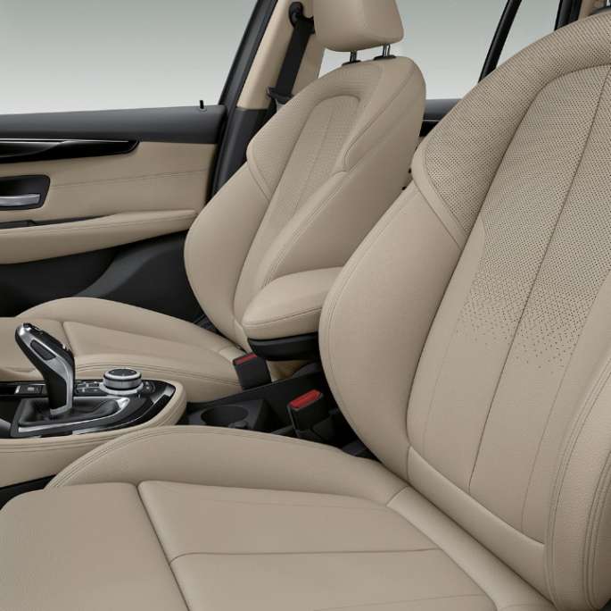 Sièges sport de la BMW Série 2 Gran Tourer, Modèle Sport Sièges sport de la BMW Série 2 Gran Tourer 220d, Modèle Sport, F46 2018 habitacle