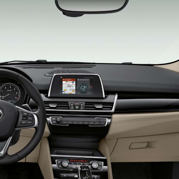 Seuils de portes de la BMW Série 2 Gran Tourer, Modèle Sport Poste de conduite de la BMW Série 2 Gran Tourer 220d, Modèle Sport, F46 2018 habitacle