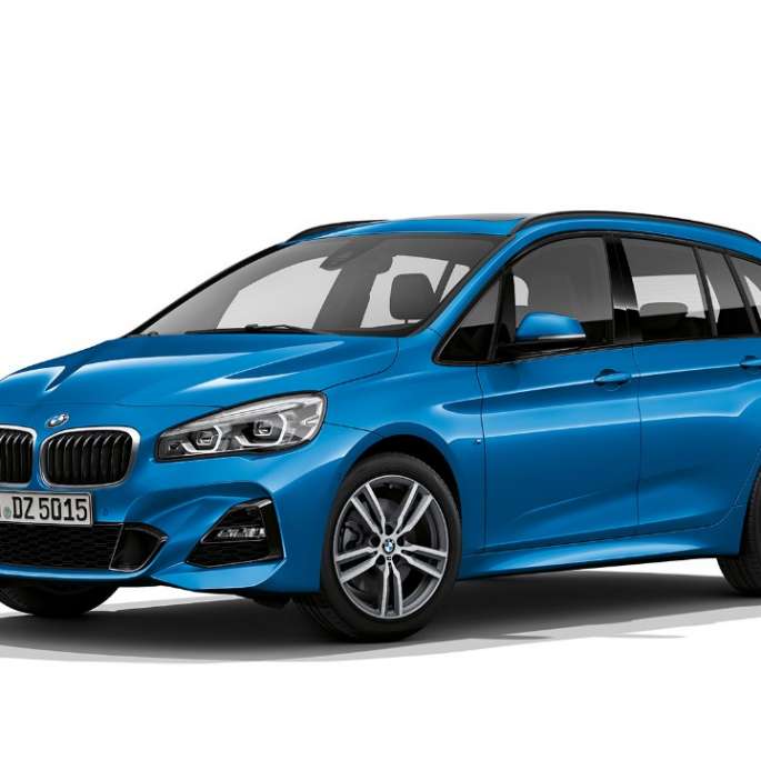 Vue de trois quarts avant de la BMW Série 2 Gran Tourer, Modèle M Sport BMW Série 2 Gran Tourer 220d xDrive, Modèle M Sport F46 restylage 2018 Estoril Blau metallic, vue de trois quarts avant