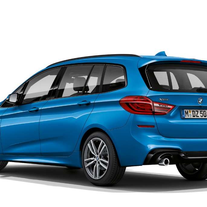 Vue de trois quarts arrière de la BMW Série 2 Gran Tourer, Modèle M Sport BMW Série 2 Gran Tourer 220d xDrive, Modèle M Sport F46 restylage 2018 Estoril Blau metallic, vue de trois quarts arrière