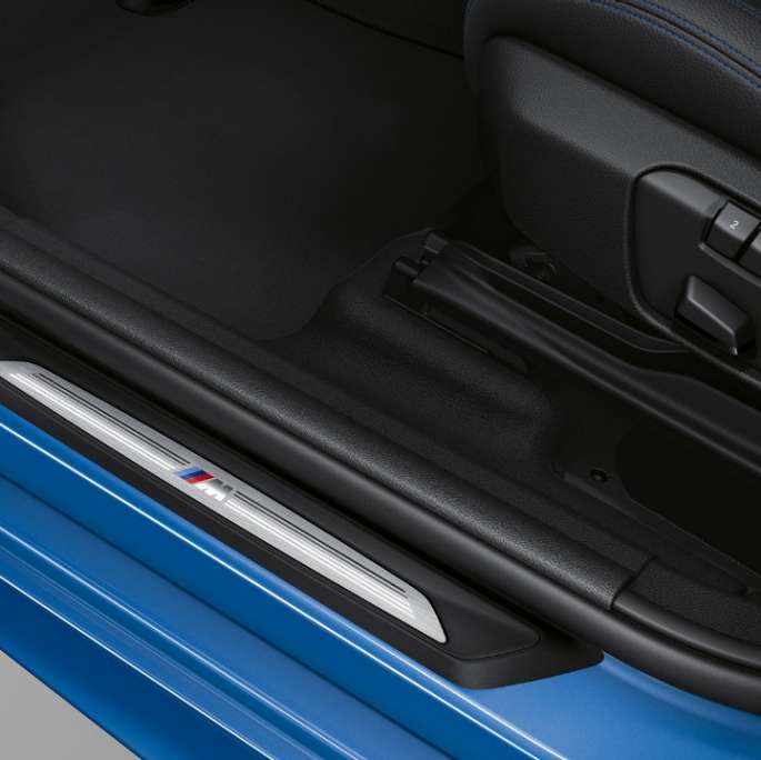 Seuils de portes de la BMW Série 2 Gran Tourer, Modèle M Sport Seuils de portes de la BMW Série 2 Gran Tourer 220d xDrive, Modèle M Sport F46 2018 Estoril Blau metallic, vue en gros plan