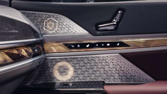 Bowers & Wilkins Diamond Surround Sound System sur la porte passager avant BMW Série 7 Berline G70 ICE 740i kit M Sport BMW Série 7 Berline G70 ICE 740i kit M Sport vue de l'habitacle Bowers & Wilkins Diamond Surround Sound System sur la portière du passager avant vue en gros plan