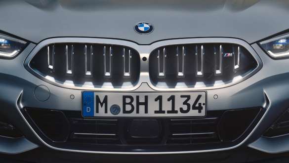 Naseaux BMW Iconic Glow de la BMW Série 8 Cabrio G14 LCI restylage 2022 BMW Individual Frozen Pure Grey metallic BMW M850i xDrive BMW Série 8 Cabrio G14 LCI restylage 2022 BMW Individual Frozen Pure Grey metallic BMW M850i xDrive Naseaux BMW Iconic Glow, vue avant