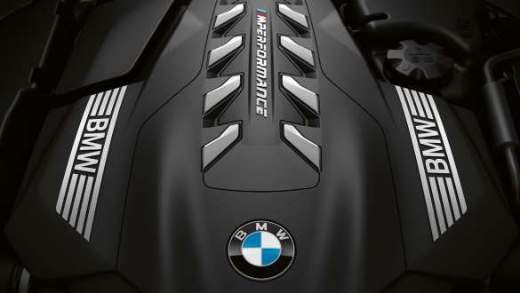 Moteur essence 8 cylindres M TwinPower Turbo M850i BMW Série 8 Cabrio G14 LCI restylage 2022 Moteur essence 8 cylindres BMW M TwinPower Turbo M850i BMW Série 8 Cabrio G14 LCI restylage 2022, vue en gros plan du cache moteur