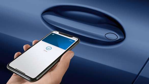Digital Key BMW Série 8 Cabrio G14 LCI restylage 2022 Vue en gros plan d'un smartphone devant une porte de la Digital Key de la BMW Série 8 Cabrio G14 LCI restylage 2022