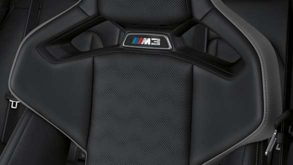 Tout cuir Merino Schwarz BMW M3 Competition Touring G81 BMW M3 Competition Touring G81 tout cuir Merino Schwarz vue en gros plan siège baquet M Carbon avec logo M3