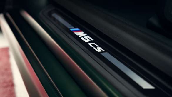 Seuils de porte avec inscription M5 CS de la BMW M5 CS F90 2021 Seuils de porte avec inscription M5 CS de la BMW M5 CS F90 2021, vue en gros plan avec portes ouvertes
