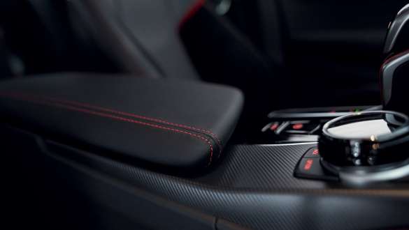 Accoudoirs à structure légère de la BMW M5 CS F90 2021, habitacle Accoudoirs à structure légère de la BMW M5 CS F90 2021, habitacle