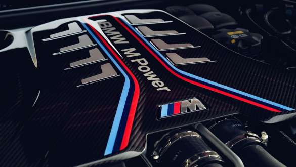 Moteur essence 8 cylindres BMW M TwinPower Turbo BMW M5 CS Moteur essence 8 cylindres BMW M TwinPower Turbo BMW M5 CS F90 2021, vue en gros plan du cache moteur