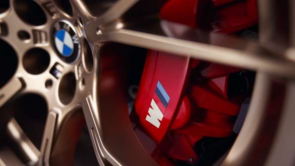 Freins M en carbone-céramique Rot hochglänzend de la BMW M5 CS F90 2021 Freins M en carbone-céramique Rot hochglänzend de la BMW M5 CS F90 2021 metallic, vue en gros plan des jantes en alliage léger