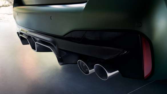Système d'échappement M sport de la BMW M5 CS F90 2021 Système d'échappement M sport de la BMW M5 CS F90 2021 Frozen Deep Green metallic, vue en gros plan de la jupe arrière