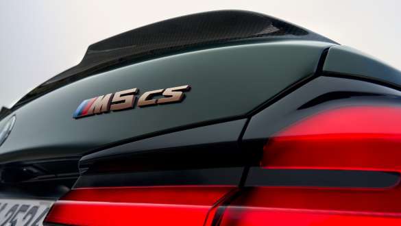 Inscription du modèle M5 CS de la BMW M5 CS F90 2021 Inscription du modèle M5 CS de la BMW M5 CS F90 2021 Frozen Deep Green metallic, vue en gros plan du hayon