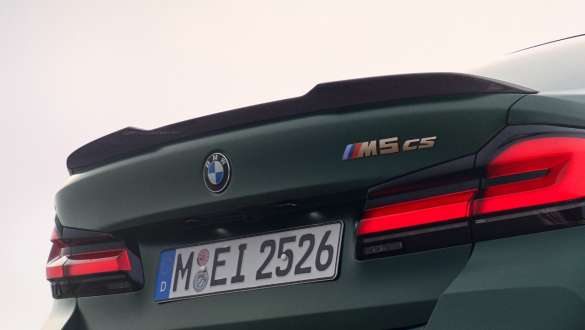 Spoiler arrière M en carbone de la BMW M5 CS F90 2021 Spoiler arrière M en carbone de la BMW M5 CS F90 2021 Frozen Deep Green metallic, vue en gros plan de l’arrière