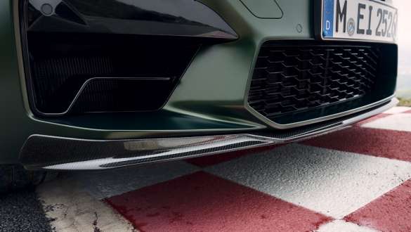 Becquet avant M en carbone de la BMW M5 CS F90 2021 Becquet avant M en carbone de la BMW M5 CS F90 2021 Frozen Deep Green metallic, vue en gros plan