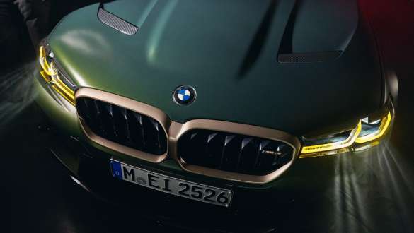 BMW Laserlight de la BMW M5 CS F90 2021 BMW Laserlight de la BMW M5 CS F90 2021 Frozen Deep Green metallic, vue en plongée de l’avant du véhicule