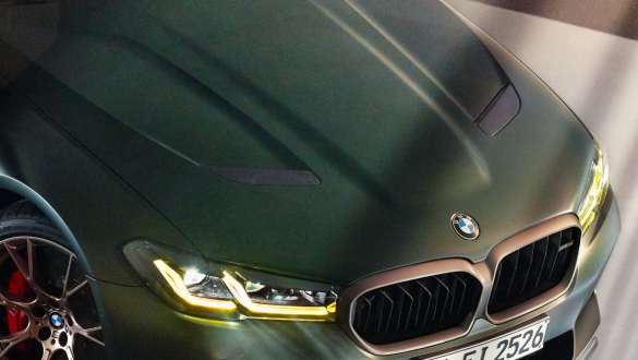 Capot moteur M en carbone de la BMW M5 CS F90 2021 Capot moteur M en carbone de la BMW M5 CS F90 2021 Frozen Deep Green metallic, vue en plongée du profil du véhicule