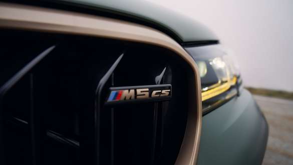 Naseaux M de la BMW M5 CS F90 2021 Naseaux M avec pourtour en Goldbronze de la BMW M5 CS F90 2021 Frozen Deep Green metallic, vue en gros plan
