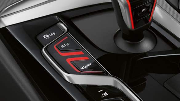 Touche M MODE de la BMW M5 F90 2020 Touche M MODE sur la BMW M5 F90 LCI restylage 2020, intérieur et vue en gros plan du sélecteur de vitesses