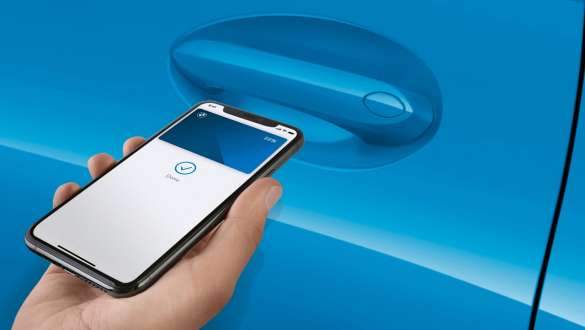 Digital Key la BMW Série 8 Coupé M F92 LCI restylage 2022 Smartphone en main devant une porte de voiture BMW Digital Key La BMW Série 8 Coupé M F92 LCI restylage 2022 vue en gros plan