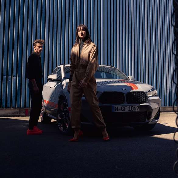 Vue de trois quarts avant de la BMW X2 F39 Vue de trois quarts avant de la BMW X2 2018 F39 Galvanic Gold metallic