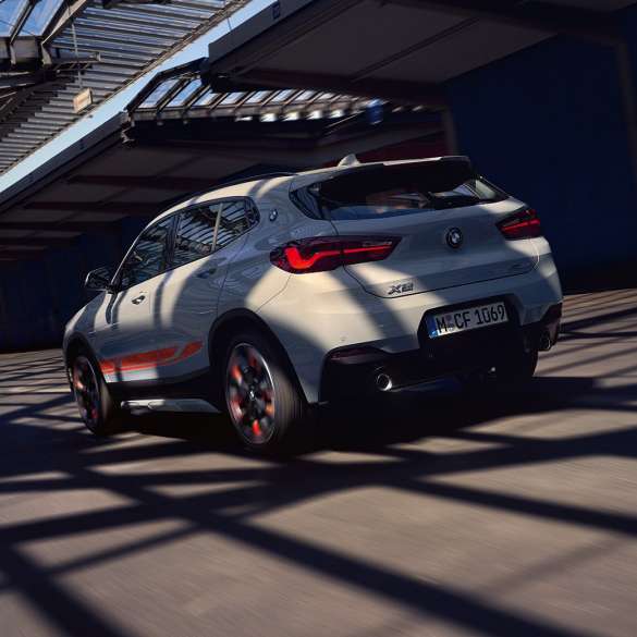 Vue de trois quarts de profil BMW X2 F39 BMW X2 2018 F39 Galvanic Gold metallic vue de trois quarts de profil