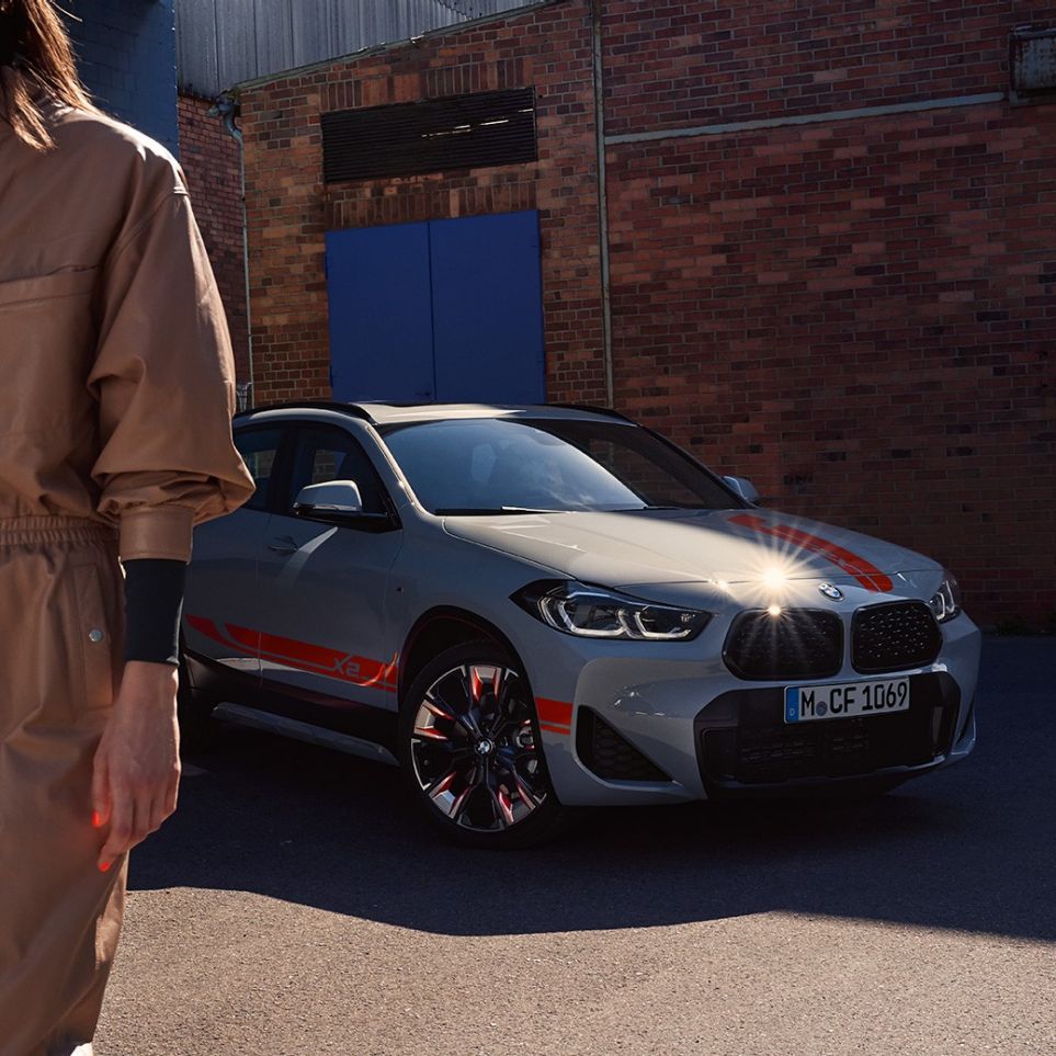 Doubles naseaux de la BMW X2 F39 Vue de trois quarts des doubles naseaux de la BMW X2 2020 F39 Brooklyn Grau