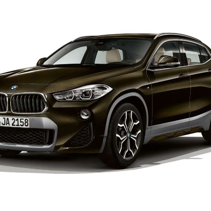 BMW X2 sDrive20i Modèle M Sport X vue de trois quarts avant BMW X2 sDrive20i Modèle M Sport X 2018 F39 en Sparkling Storm Brillanteffekt vue de trois quarts avant