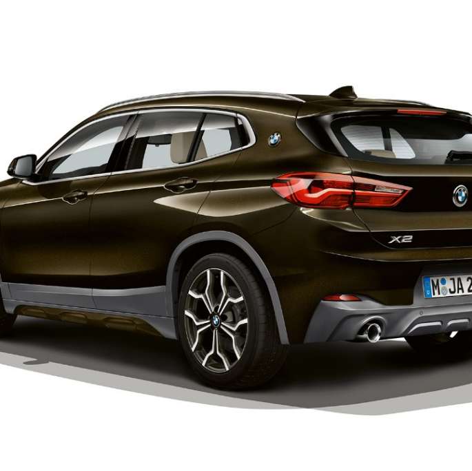 BMW X2 sDrive20i Modèle M Sport X vue de trois quarts avant BMW X2 sDrive20i Modèle M Sport X 2018 F39 en Sparkling Storm Brillanteffekt vue de trois quarts avant
