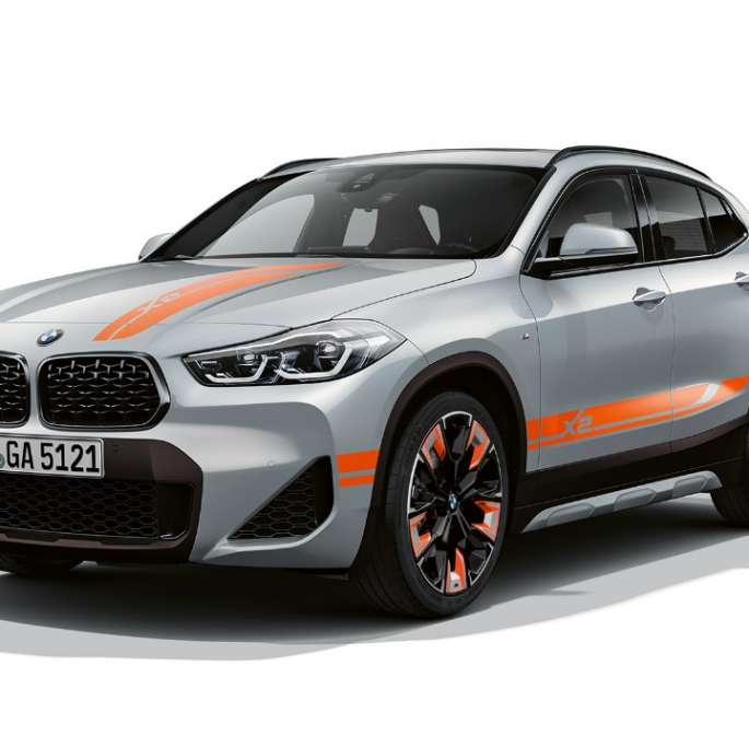 Vue de trois quarts avant de la BMW X2 Modèle Edition M Mesh BMW X2 Modèle Edition M Mesh 2020 F39 Brooklyn Grau, vue de trois quarts avant