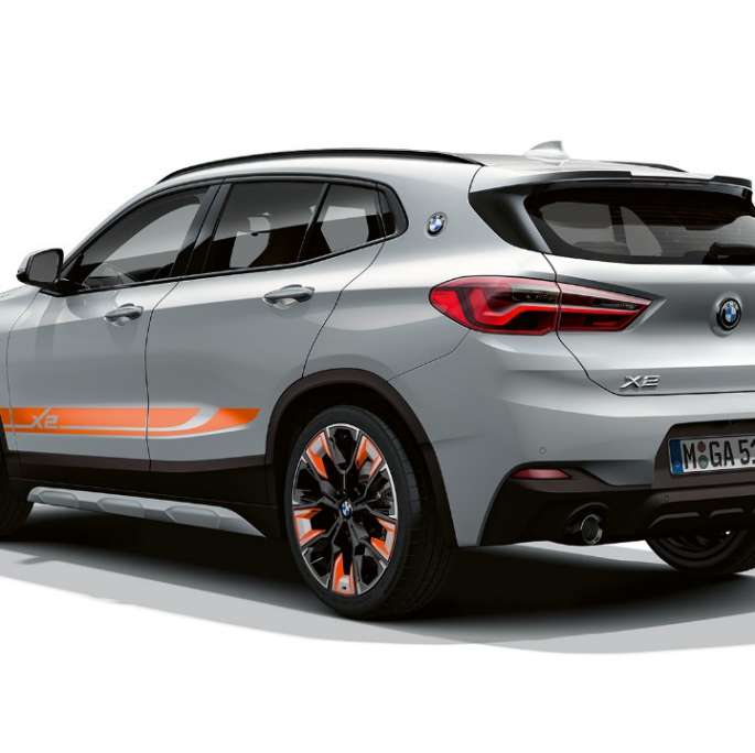 Vue de trois quarts arrière de la BMW X2 Modèle Edition M Mesh BMW X2 Modèle Edition M Mesh 2020 F39 Brooklyn Grau, vue de trois quarts arrière